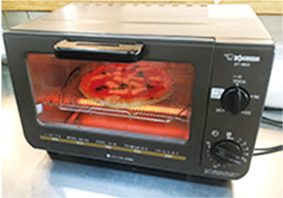 ピザをトースターで温めている写真