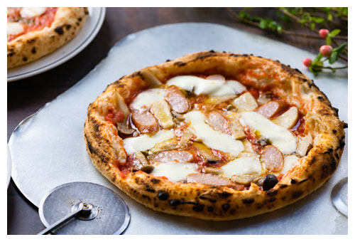 3種のきのことソーセージのピザ